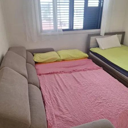 Easy 2 Bedroom Apartment, Makenzi *