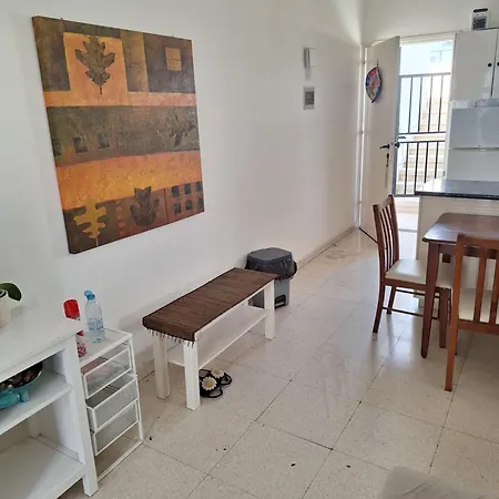 Easy 2 Bedroom Apartment, Makenzi
