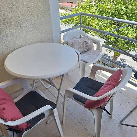 Easy 2 Bedroom Apartment, Makenzi *