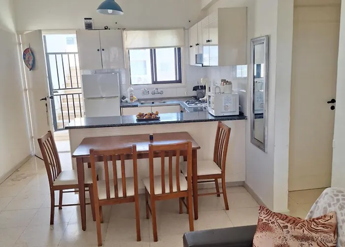 Easy 2 Bedroom Apartment, Makenzi *
