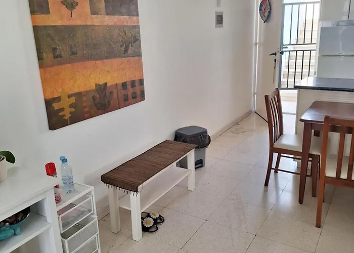 Easy 2 Bedroom Apartment, Makenzi